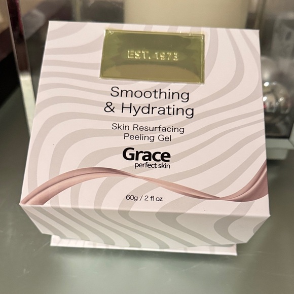 Grace Smoothing & Hydrating Skin Resurfacing Peeling Gel - White and Gold